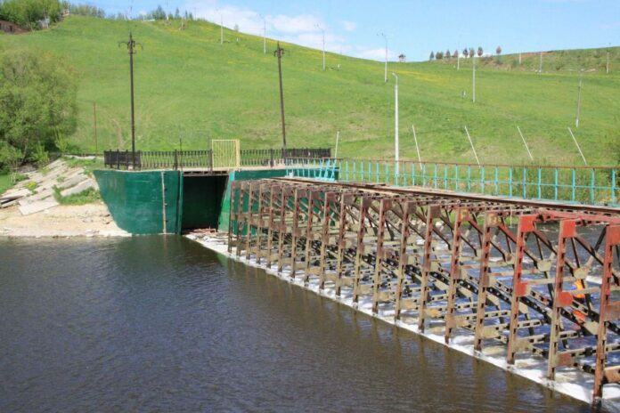 На Подольской реке Пахре собрали плотину