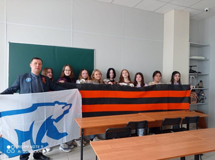 Депутат Михаил Жученко провел тематический урок «Георгиевская ленточка — символ Великой Победы»