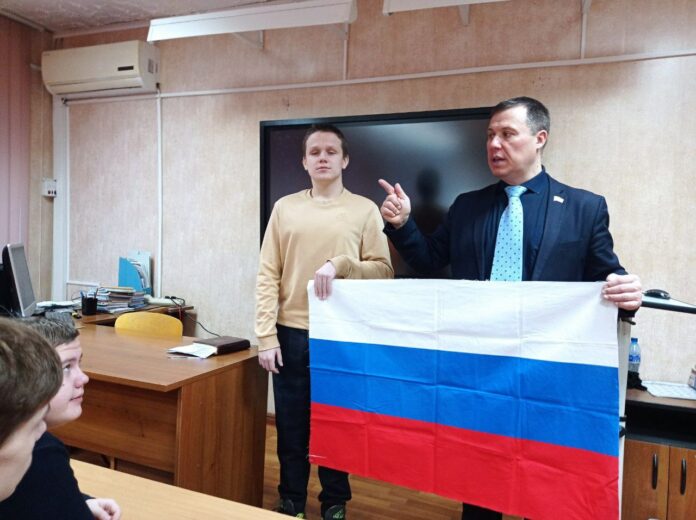 Для учеников 8 «А» класса лицея № 23 провели урок, посвященный истории возникновения государственного...