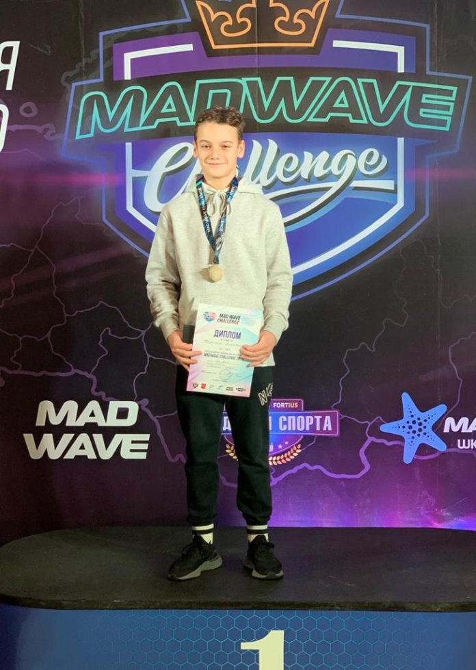 Житель округа завоевал две золотые медали на соревнованиях по плаванию «Mad Wave Challenge 2020»