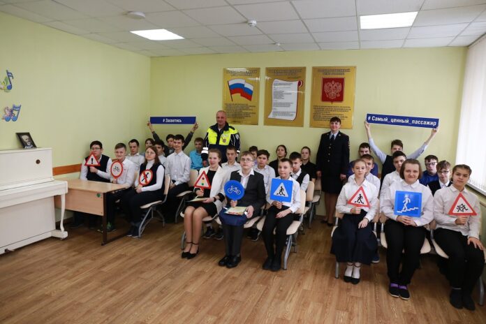 Сотрудники Госавтоинспекции г.о. Подольск  провели со школьниками уроки дорожной безопасности