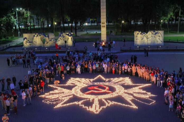 Свыше 11 тысяч свечей зажглись на площади Славы в Г.о. Подольск