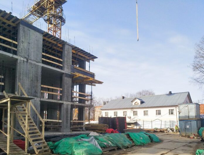 Продолжается строительство дома для переселенцев из аварийного жилья в Климовске