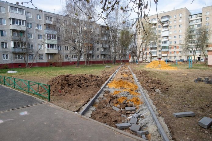 Работы по строительству и ремонту тротуаров проводятся в Большом Подольске