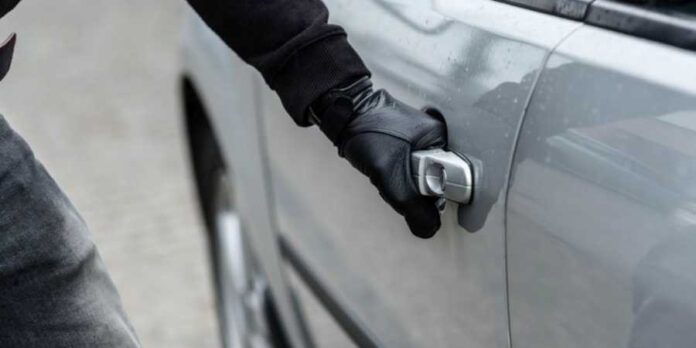 Подольские полицейские задержали подозреваемого в повреждении автомобиля