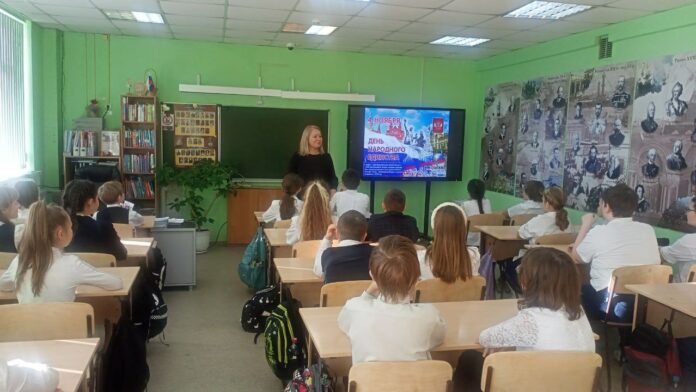 В школах Подольска проводят тематические классные часы ко Дню народного единства