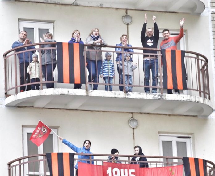 Жители Подольска приняли участие в акциях «Поем всем двором» и «Фонарики Победы»