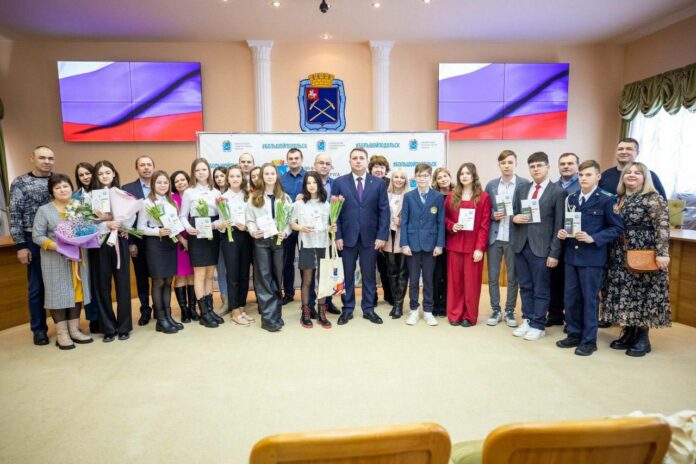 Глава Подольска Дмитрий Жариков торжественно вручил паспорта РФ одиннадцати юным гражданам