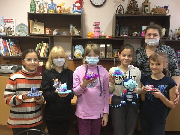 В библиотеке № 26 прошел мастер-класс «Шляпка – игольница»