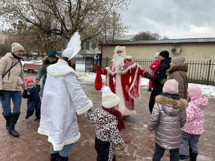 Дед Мороз и Снегурочка пришли в гости в Детский парк