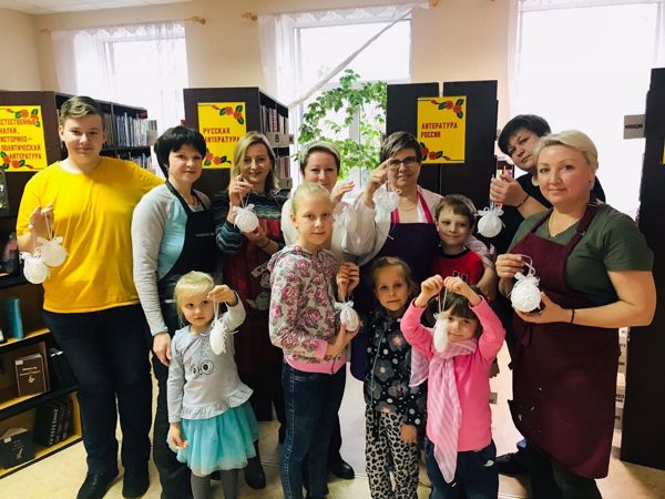 Мастер-класс «Новогодние украшения» сотсоялся в библиотеке № 21