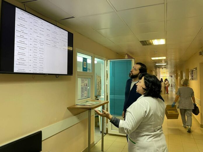 Депутат Виктор Щукин проверил работу женской консультации подольского родильного дома