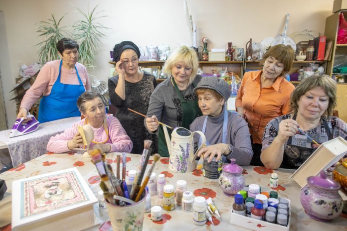 Коллектив «Рукодельница» подольского Дома культуры «ЗиО» включился в губернаторскую программу «Активное долголетие»