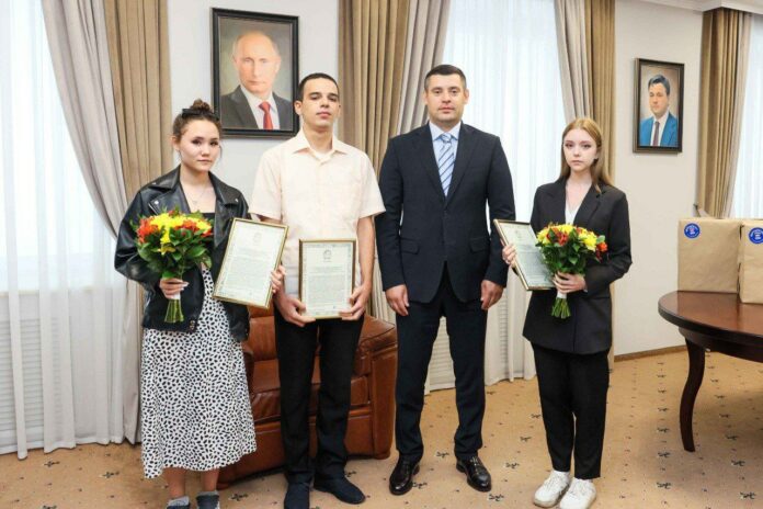 Ещё троим юным жителям Г.о. Подольск вручили сертификаты на приобретение квартиры