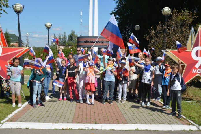 Флешмоб в честь Дня Государственного флага, прошел в Большом Подольске