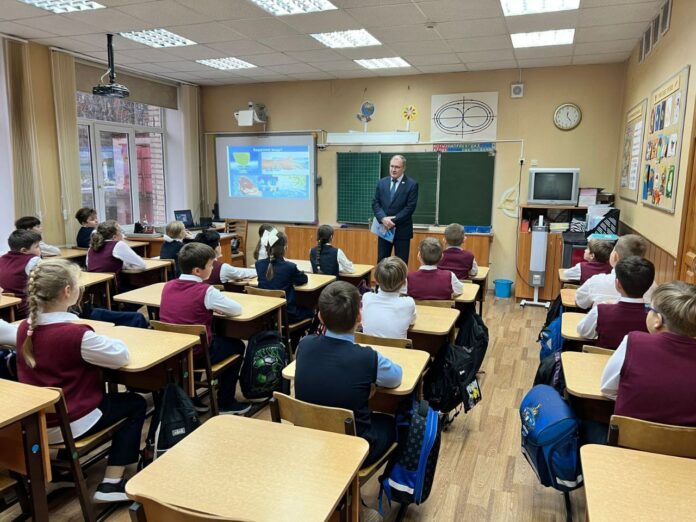 Депутат Совета депутатов Городского округа Подольск провел экологический урок «Мир воды» в Лицее №23