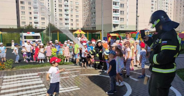 Пожарные Подольска посетили «Центр развития ребенка – детский сад № 19» в рамках пожарно-профилактической...