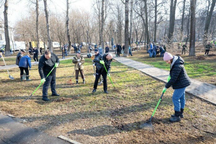 Партийцы Подольска присоединились к субботнику и привели в порядок сквер имени Долгого