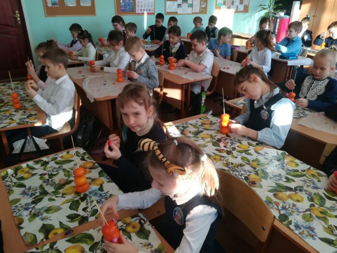 Мандариновых снеговиков сделали ученики СОШ №4 в Подольске