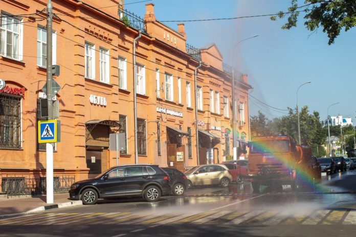 Поливомоечная техника работает на муниципальных дорогах Большого Подольска