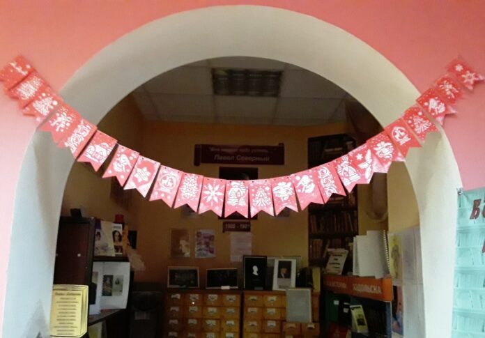 Библиотеку № 1 имени Павла Северного украсили к новогодним праздникам