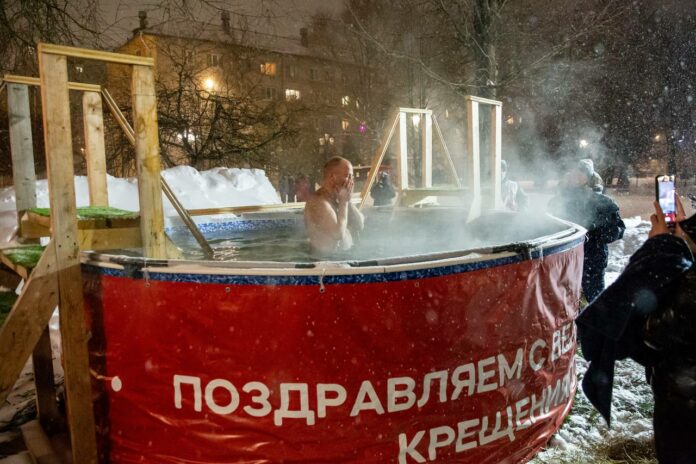 Более 1 000 человек приняли участие в крещенских купаниях в Подольске