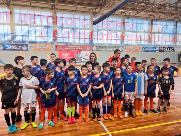 Автоинспекторы провели беседу с юными футболистами