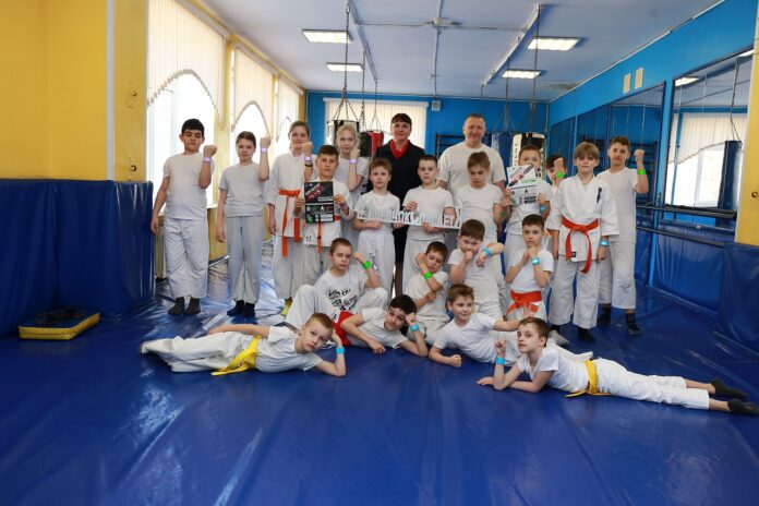 Сотрудники Госавтоинспекции проводят «минутки безопасности» с воспитанниками спортивных секций Подольска