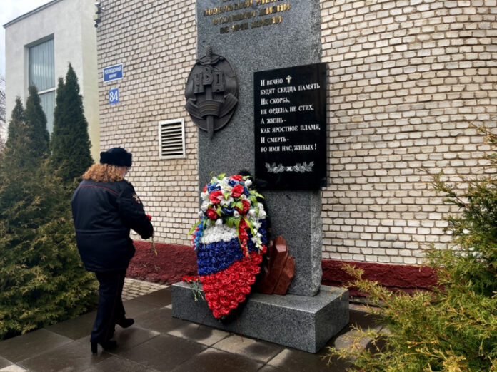 Полицейские совместно с общественниками почтили память сотрудников, погибших при выполнении служебного долга