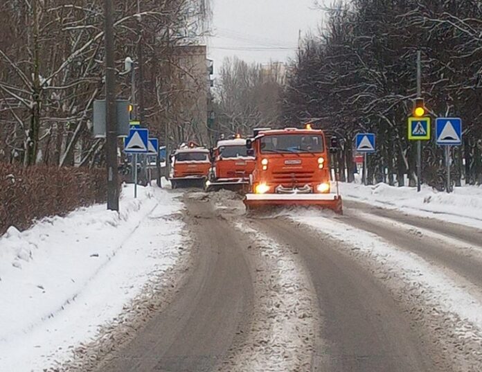 На оперативном совещании в администрации рассмотрели вопрос уборки снега на улично-дорожной сети, общественных и...