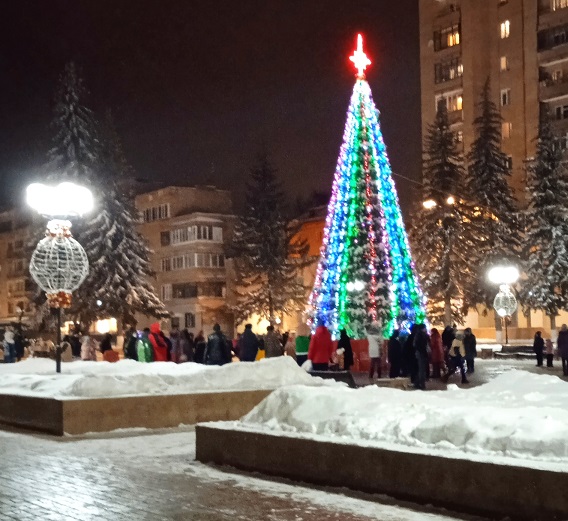 Микрорайон Климовск украсила новая ель