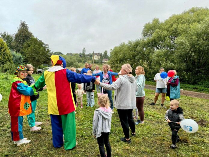 Коллектив Дома культуры им. 1 мая провёл концертно-развлекательную программу «Деревенька моя» для жителей д....