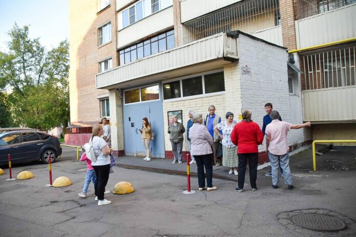 Прошла встреча депутата Горсовета с жителями дома 158 по ул. Проспекта Ленина