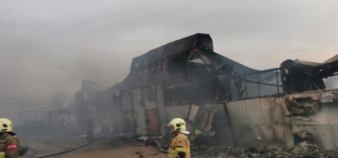 В деревне Большое Толбино произошло возгорание ангара