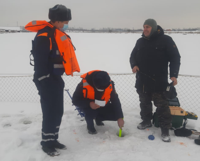 Представители Подольского ТУ ГКУ МО «Мособлпожспас» ежедневно замеряют толщину льда на реке Пахре
