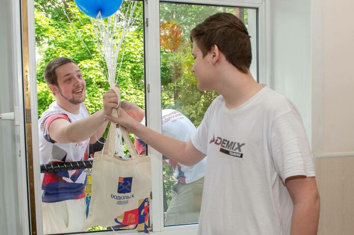 Волонтеры поздравили маленьких пациентов Подольской детской больницы