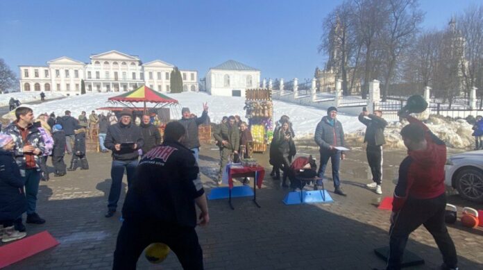 На Дворцовой площади посëлка Дубровицы прошел ежегодный турнир по гиревому спорту