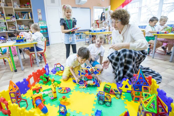 В детском саду №7 «Ёлочка» успешно реализуется проект «STEM-TV навигатор для родителей»