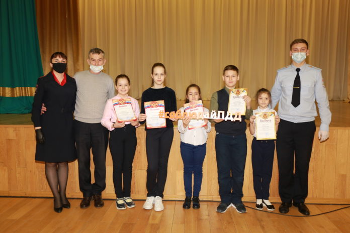 В Дубровицкой школе автоинспекторы наградили учеников за участие в конкурсе по правилам дорожного движения