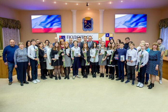 Первые паспорта граждан РФ вручили юным подольчанам