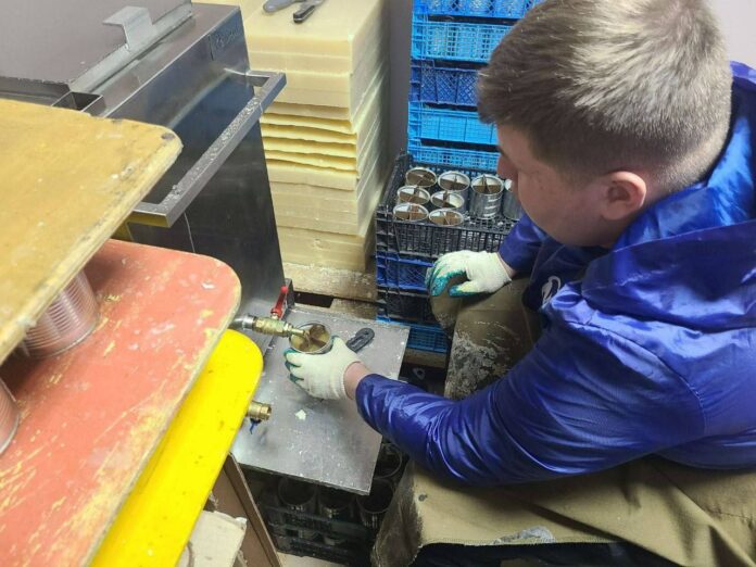 Подольские молодогвардейцы изготовили окопные свечи для военнослужащих