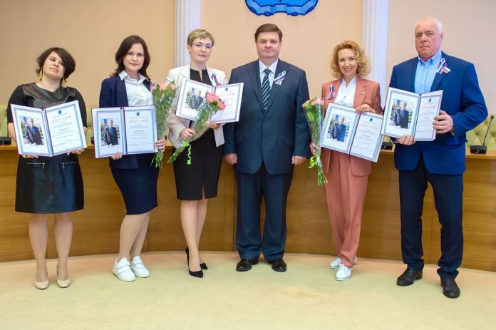 12 июня Николай Пестов вручил пяти жителям округа премии за социально значимые инициативы