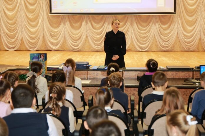 Сотрудники Госавтоинспекции Московской области обучают дорожной грамоте учащихся начальных классов