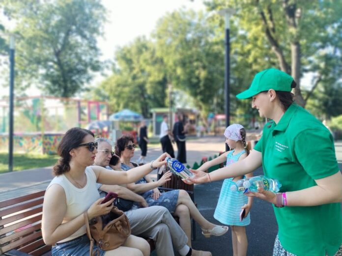 В аномальную жару партийцы «Единой России» раздают бесплатную воду подольчанам