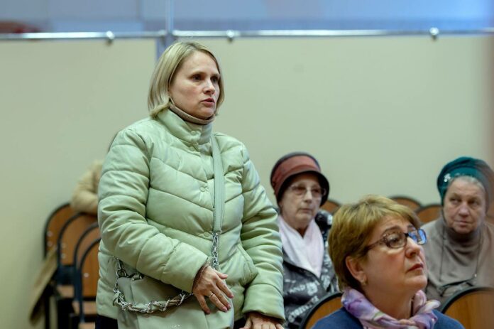 Коммунальщики провели встречу с жителями в Ивановском