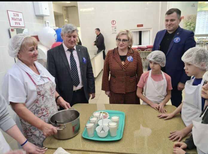 Партийцы посетили пункт временного размещения беженцев из ЛДНР