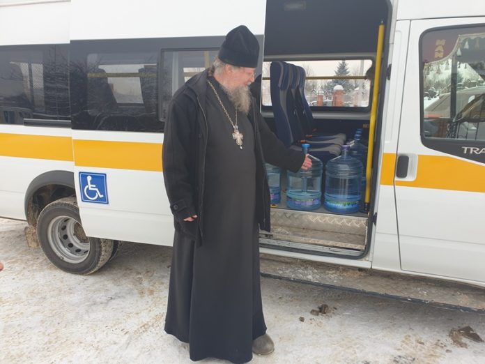 Более 200 литров крещенской воды передали двум соцучреждениям Подольска