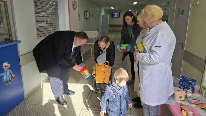 Партийцы передали игрушки в «Добрую комнату» Подольской детской больницы
