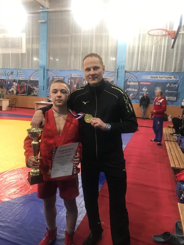 Житель Подольска — лучший на турнире по борьбе самбо