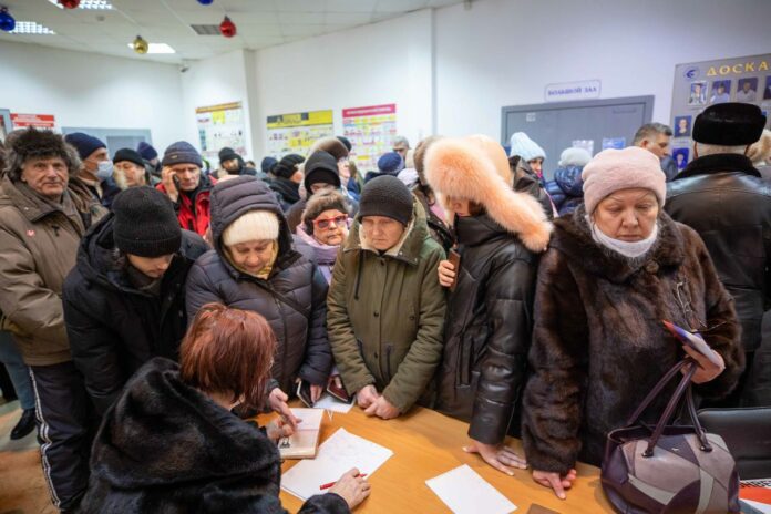 Помощь жителям Климовска не останавливается ни на минуту